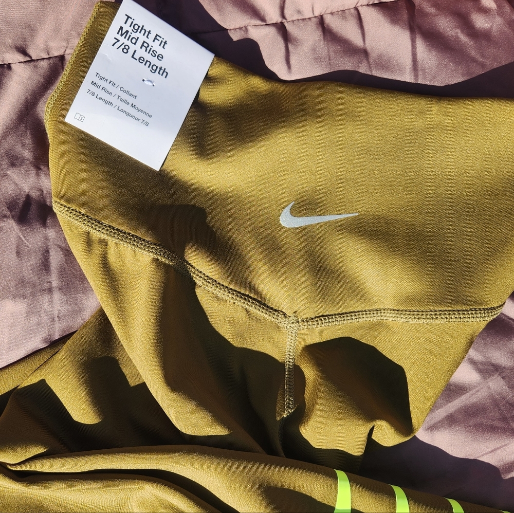 NWT Nike Mid Rise 7/8 Legging - Picture 4 of 4